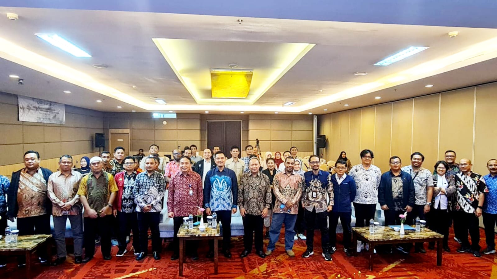 Foto bersama Direktur Jenderal Perikanan Tangkap KKP Agus Suherman, Direktur PSDI  Ridwan Mulyana dan Peserta Kegiatan Annual Reflection Meeting (ARM) 2023 dan Penyusunan Annual Work Plan – Budget (AWPB) 2024 GEF 6 CFI Indonesia (Bandung, 27-30 November 2023)